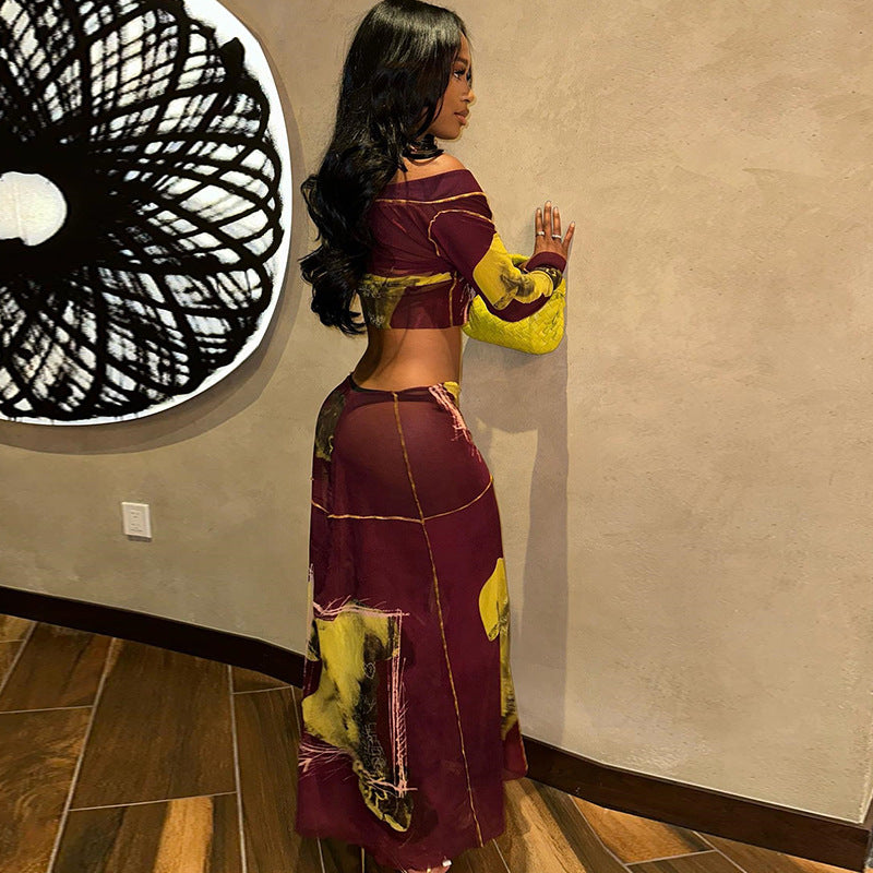Long-sleeved belly-baring tops, fashionable button-down skirts, two-piece suits for trendy women